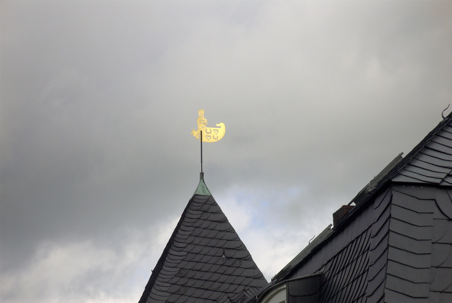 200302 Fassade und Dach Schaesberg-Wappen 001